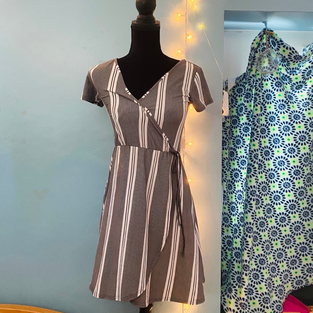 🆕👗Beautiful Wrap dress - Picture 2 of 7